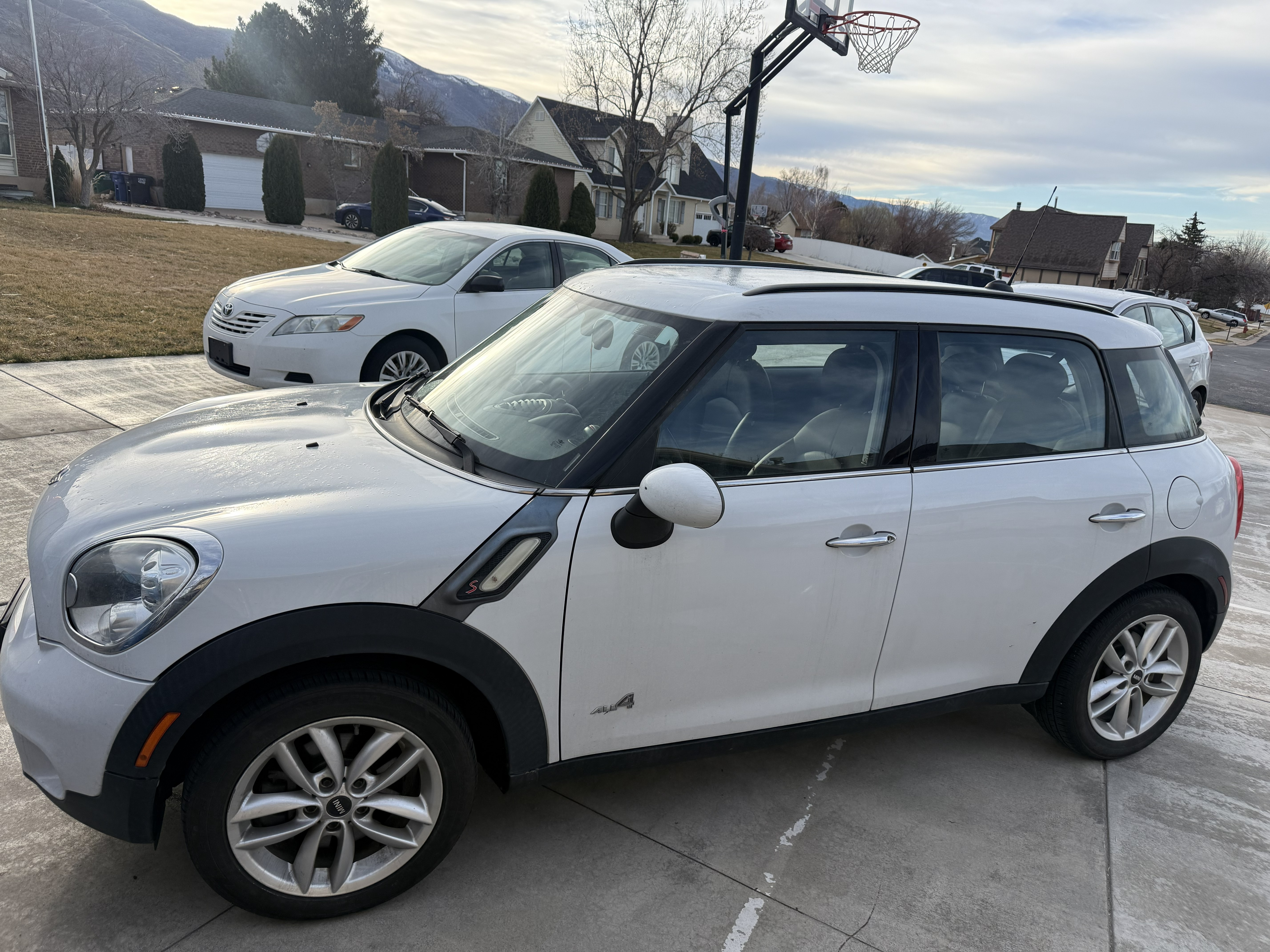 Mini Cooper Countryman before wash – dirty rear view with grime buildup