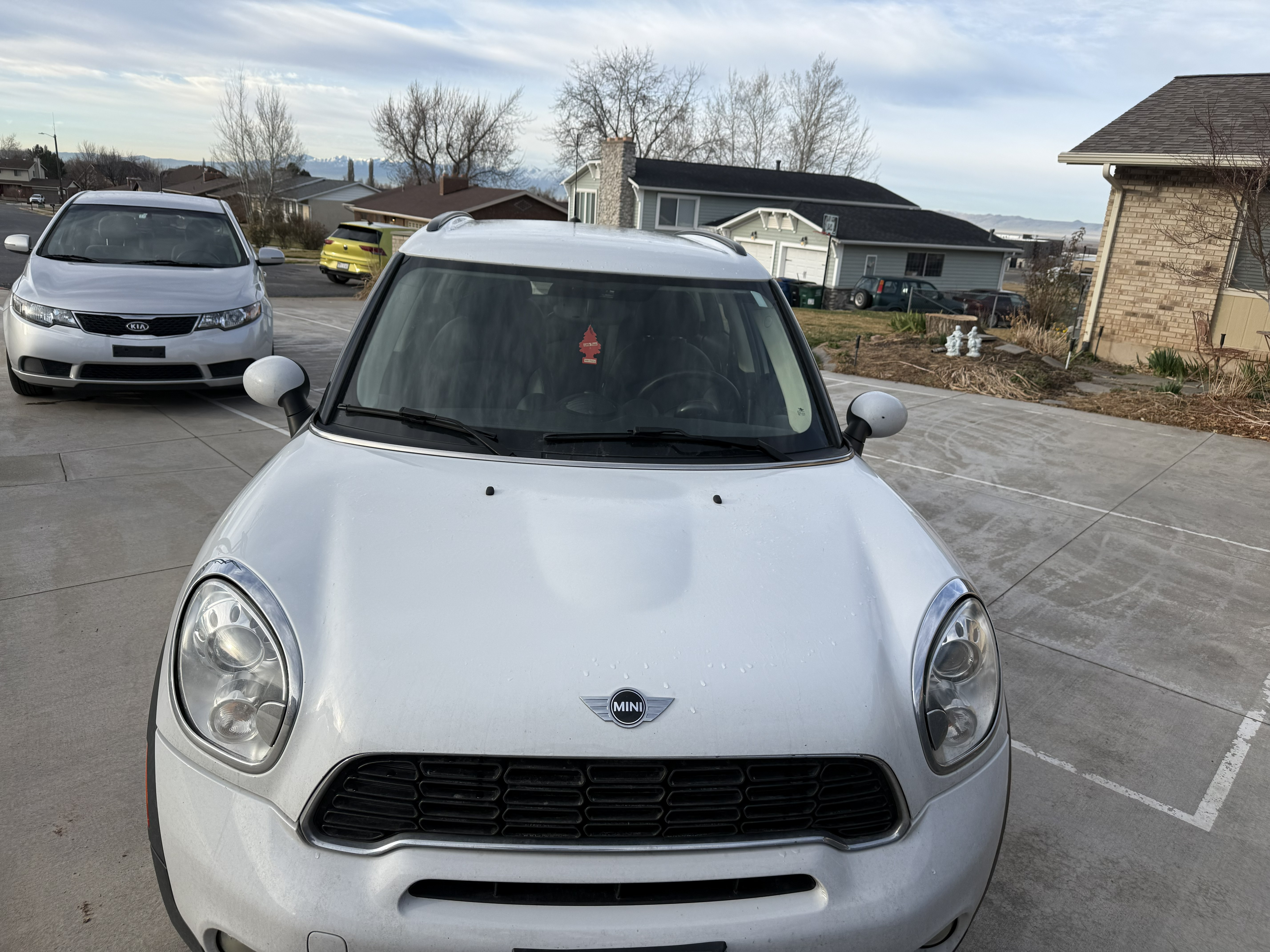 Mini Cooper Countryman pre-wash – front view showing contaminants